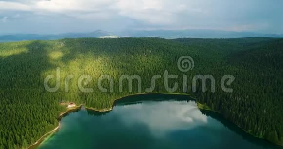 在山上一个美丽的湖上鸟瞰黑山黑湖视频的预览图