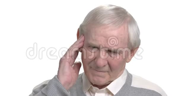 老年男性偏头痛视频的预览图