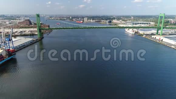 空中景观沃尔特惠特曼桥和特拉华河费城宾夕法尼亚州视频的预览图