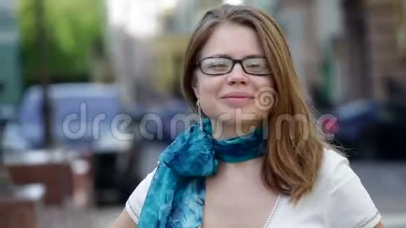 戴眼镜的美女在城里摆姿势视频的预览图