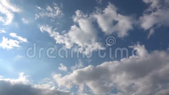 蓝天中的云移视频的预览图