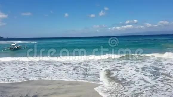 在印度尼西亚巴厘岛海滩度假胜地的印度洋视频的预览图