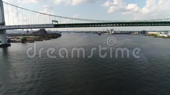 空中景观沃尔特惠特曼桥和特拉华河费城宾夕法尼亚州视频的预览图