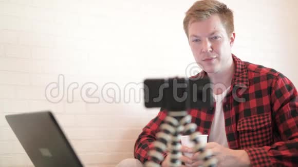 年轻英俊的嬉皮士在咖啡店里闲逛视频的预览图