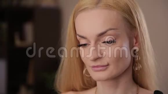 美容院漂亮女孩的脸视频的预览图