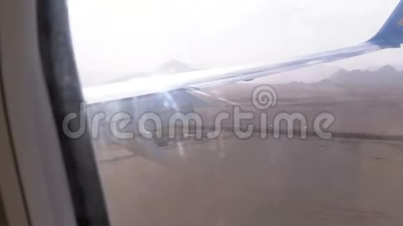 着陆飞机从机场飞机机翼上的窗户可以看到视频的预览图