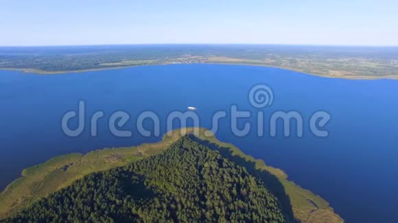 俄罗斯Seliger湖和Klichen岛上的汽艇鸟瞰图视频的预览图