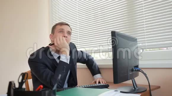 办公室的经理坐在桌边厌倦了工作视频的预览图