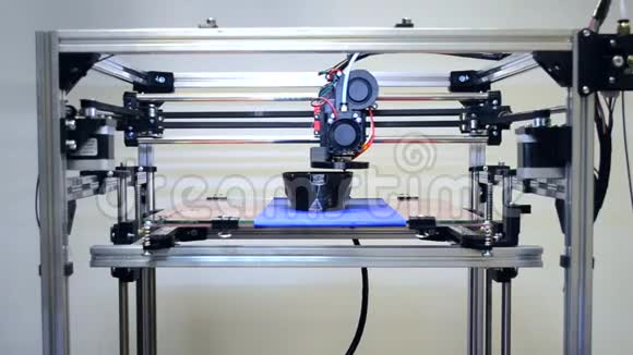 自动3D打印机执行黑色塑料造型对象视频的预览图