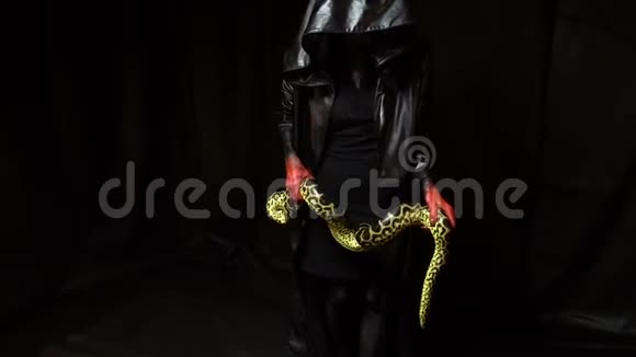 爬蛇和穿黑衣服的女人视频的预览图