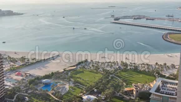阿联酋迪拜Jumeirah海滩JBR酒店的现代摩天大楼和海滩的鸟瞰图视频的预览图