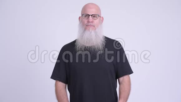 成熟的秃头男人在白色背景下思考视频的预览图