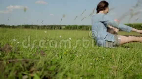绿色草地上快乐的女孩视频的预览图