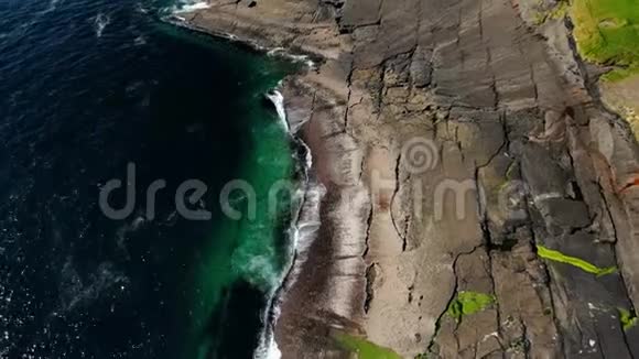 爱尔兰Kilkee悬崖的鸟瞰图视频的预览图