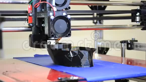 自动3D打印机执行黑色塑料造型对象视频的预览图