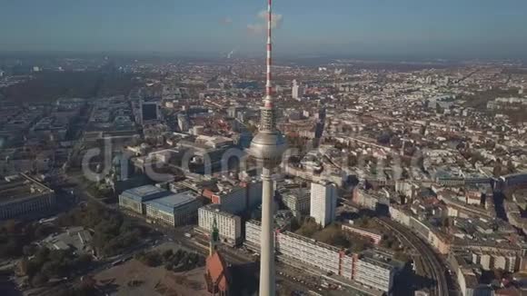 从德国亚历山大广场俯瞰柏林城市景观视频的预览图