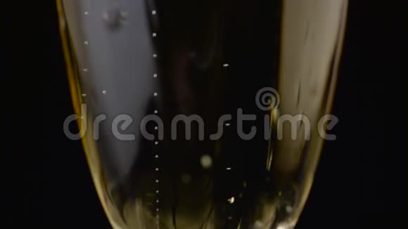 一杯起泡的饮料使玻璃杯上升黑色背景关门视频的预览图