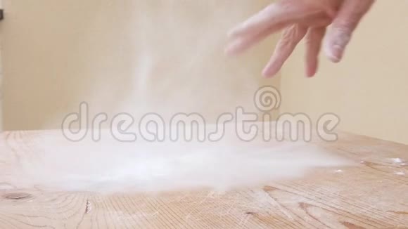 木制桌上自制意大利面食视频的预览图