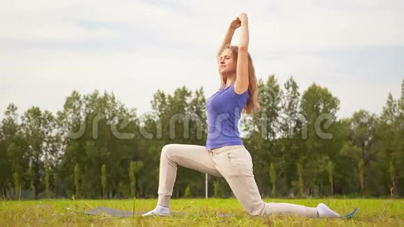 年轻女子在草地上锻炼视频的预览图