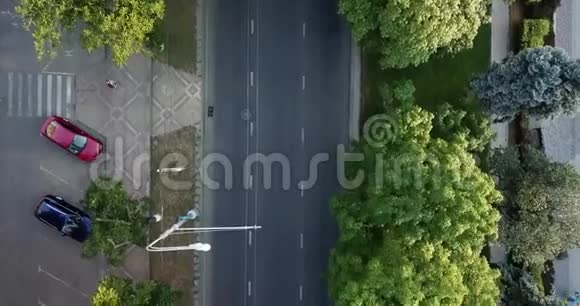 空中无人机飞行从上往下看高速公路繁忙的城市高峰时间交通拥堵的高速公路视频的预览图