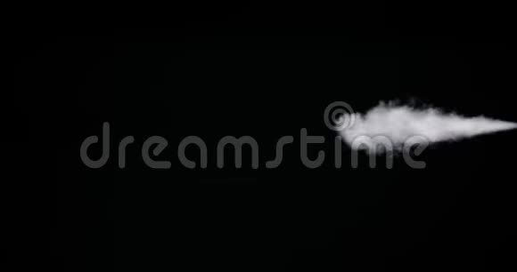 从黑色背景中分离出的白色烟迹视频的预览图
