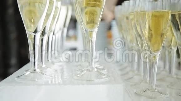 自助餐桌上的香槟杯视频的预览图