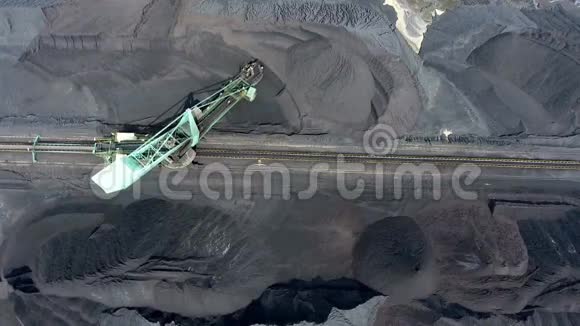 煤炭勘探和机器从上面看视频的预览图