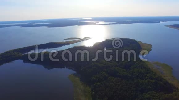 俄罗斯塞利格湖岛上森林的鸟瞰图视频的预览图
