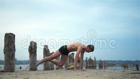 瑜伽男做姿势视频的预览图