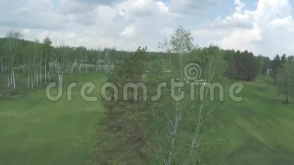 鸟瞰高尔夫球场池塘和高尔夫球场的绿色草坪美丽高尔夫球场的沙堡视频的预览图
