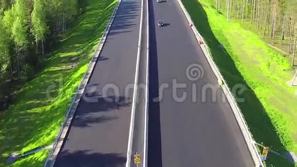 乘坐交通车飞越高速公路视频的预览图