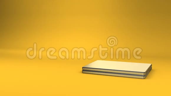 笔记本在黄色文本空间视频的预览图