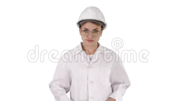 戴着安全帽走在白色背景上的年轻女工程师视频的预览图