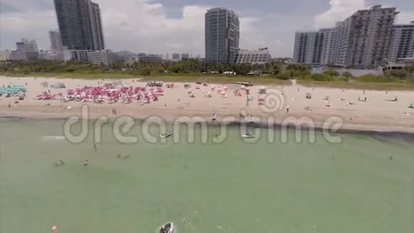 空中接近迈阿密海滩飞行视频的预览图