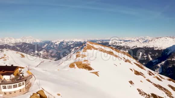 奥地利冬季小镇的鸟瞰图视频的预览图