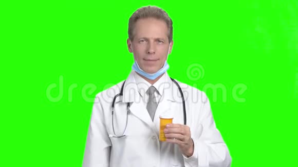 成熟男性医生绿色背景视频的预览图