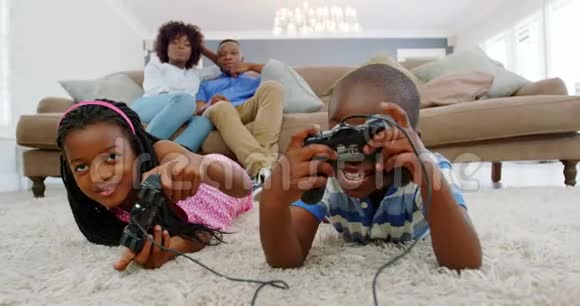 儿童在客厅玩电子游戏视频的预览图