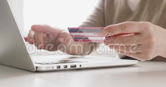 用信用卡在线购物视频的预览图