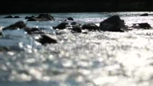 奥地利高山河上的瀑布视频的预览图