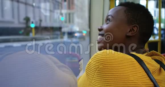 坐4K公共汽车的女人视频的预览图