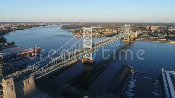 费城本富兰克林大桥的鸟瞰图视频的预览图