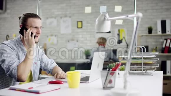 有生产力的商人靠在手提电脑上完成办公室工作有效的经理对截止日期感到满意视频的预览图