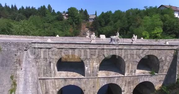 克罗地亚图尼石桥的鸟瞰图视频的预览图