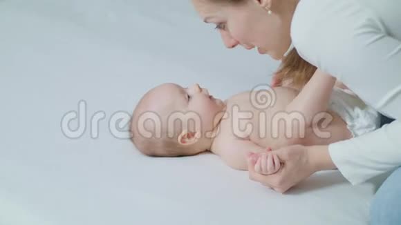 妈妈吻她的小宝贝视频的预览图