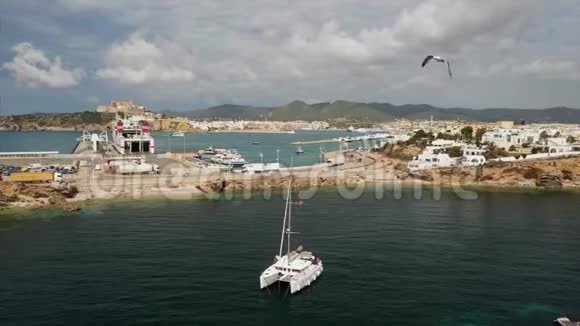 海湾的美丽景色和游艇的鸟瞰图视频的预览图