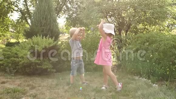 夏天两个小孩子在公园里玩耍视频的预览图