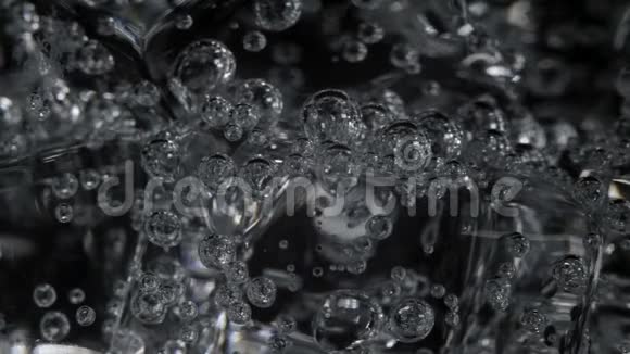 玻璃中有气泡的水的视频视频的预览图