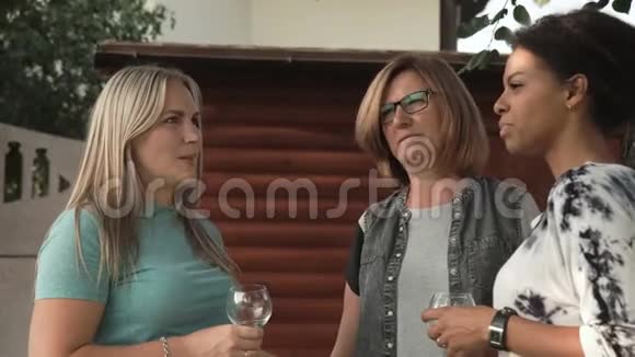 女人谈论家庭聚会视频的预览图