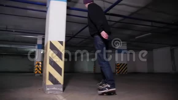 一个年轻人在停车场里玩滑板视频的预览图