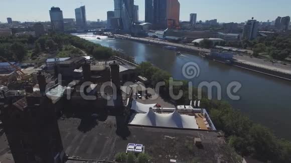 莫斯科市莫斯科河夏季餐厅的四架直升机在晴天拍摄屋顶视频的预览图
